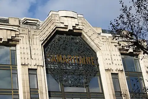 The octagon-shaped medallion – Sign of the La Samaritaine department store in Paris, by Henri Sauvage (1928)[119]