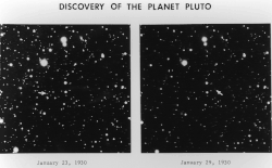The same area of night sky with stars, shown twice, side by side. One of the bright points, located with an arrow, changes position between the two images.