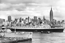 Queen Elizabeth leaving New York during her last voyage, 1968