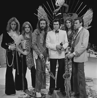 Roxy Music on TopPop, 1974. Left to right: Eddie Jobson, Paul Thompson, Phil Manzanera, Bryan Ferry, Sal Maida, Andy Mackay
