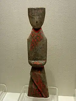 Attendant wearing a qujupao shenyi, a typical clothing of its period, Warring States Period