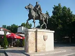 A statue of Skanderbeg in the square with the same name in Skopje (2001)