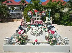 Tombe au cimetière de l'église de Lorient de Saint-Barthélemy