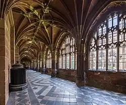 Worcester Cathedral cloister: mullions are reinforced with horizontal transoms (1404–1432)